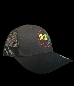 Casquette Retro Trucker Black/Black avec le logo Kota Blue brodé en couleur vert/jaune/rouge