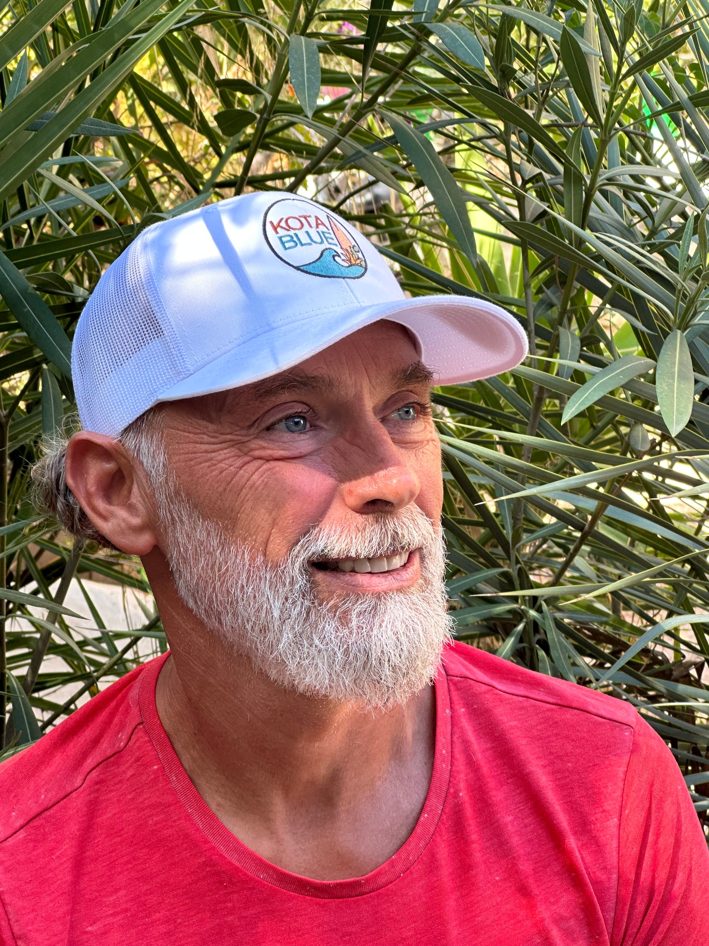 Casquette Retro Trucker white/White avec le logo Kota Blue brodé en couleurs