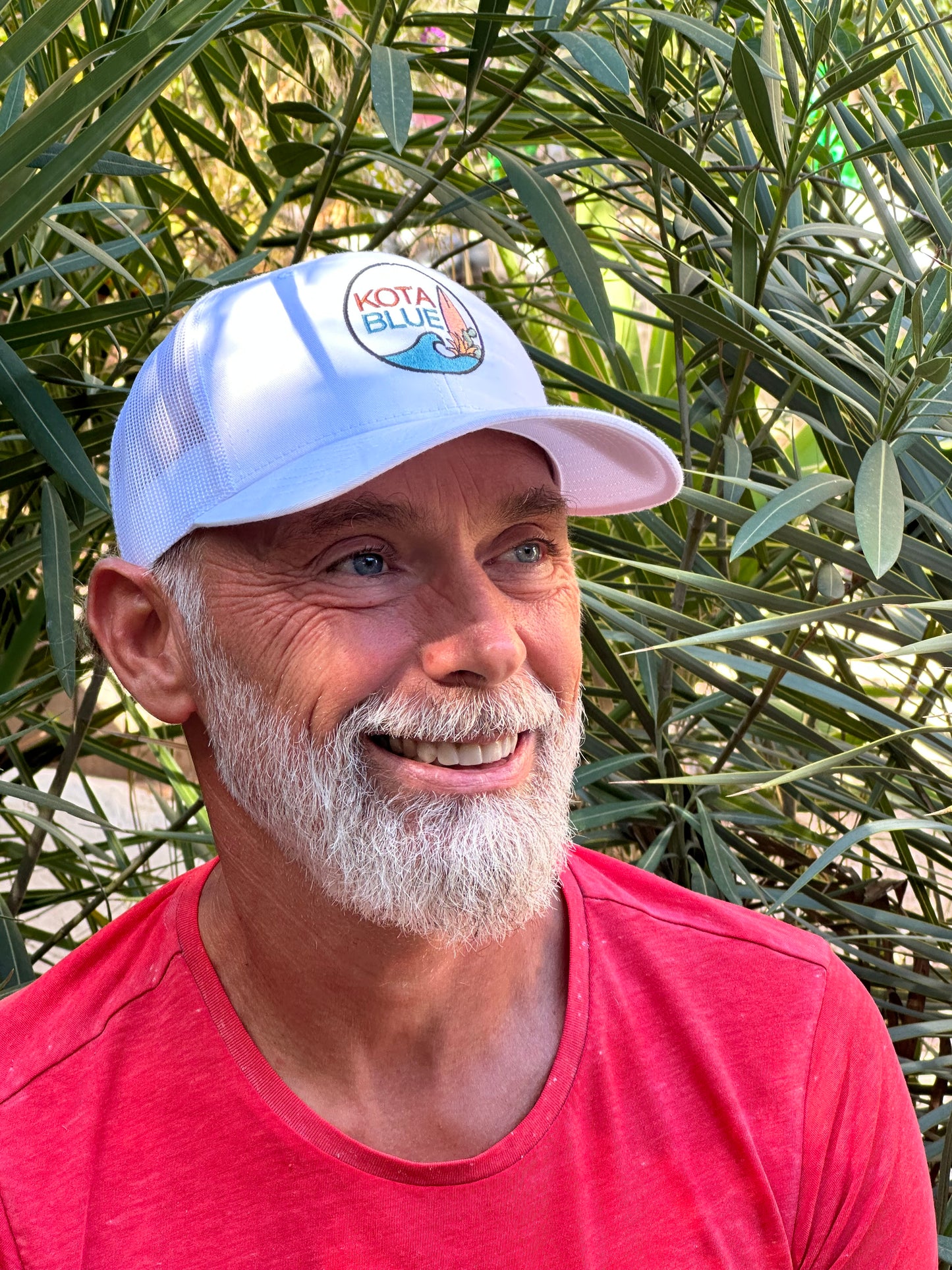 Casquette Retro Trucker white/White avec le logo Kota Blue brodé en couleurs