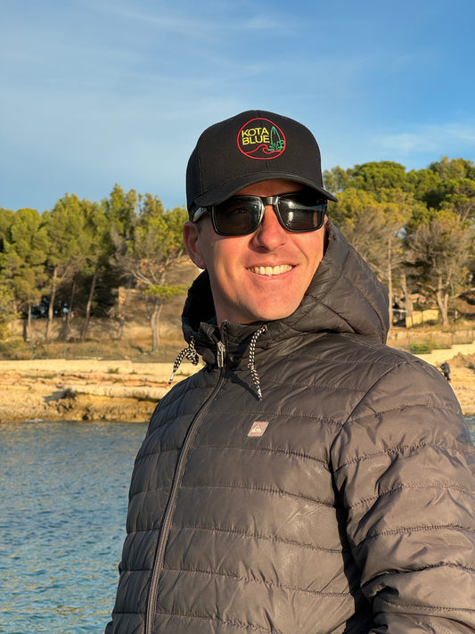 Casquette Retro Trucker Black/Black avec le logo Kota Blue brodé en couleur vert/jaune/rouge