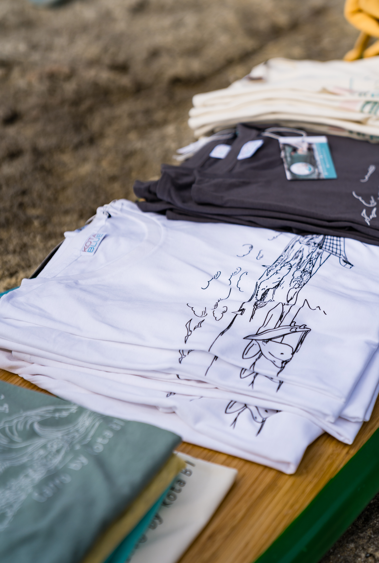 T-shirt blanc avec le spot du Menhir à Sausset