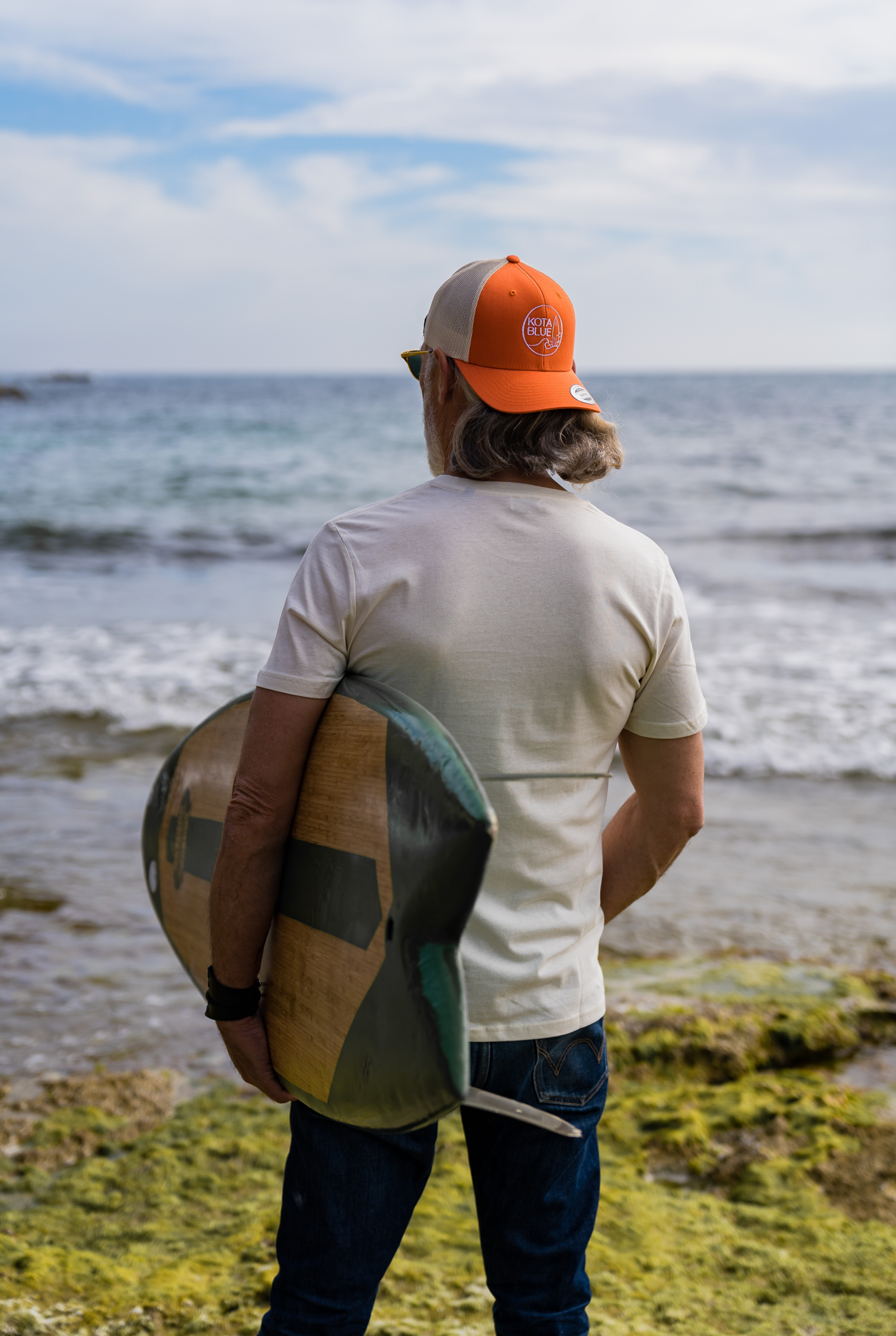 Casquette Trucker modèle rétro orange et beige, 6 panneaux, logo Kota Blue brodée en blanc