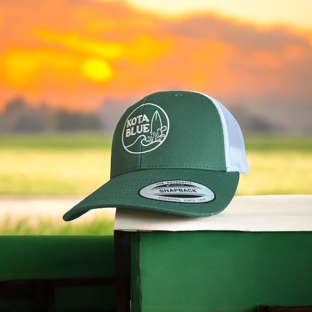 Casquette Retro Trucker vert sapin/blanc logo Kota Blue brodé en blanc
