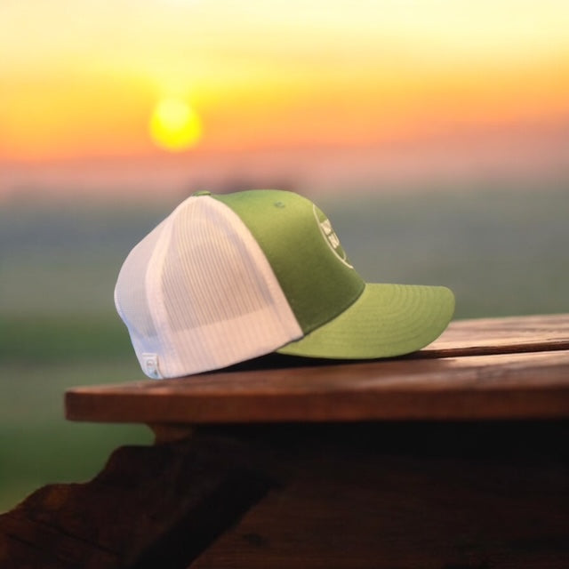 Casquette Retro Trucker vert sapin/blanc logo Kota Blue brodé en blanc