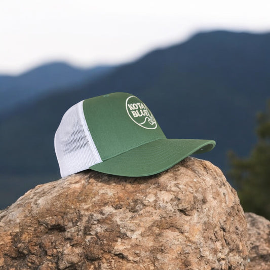 Casquette Retro Trucker vert sapin/blanc logo Kota Blue brodé en blanc