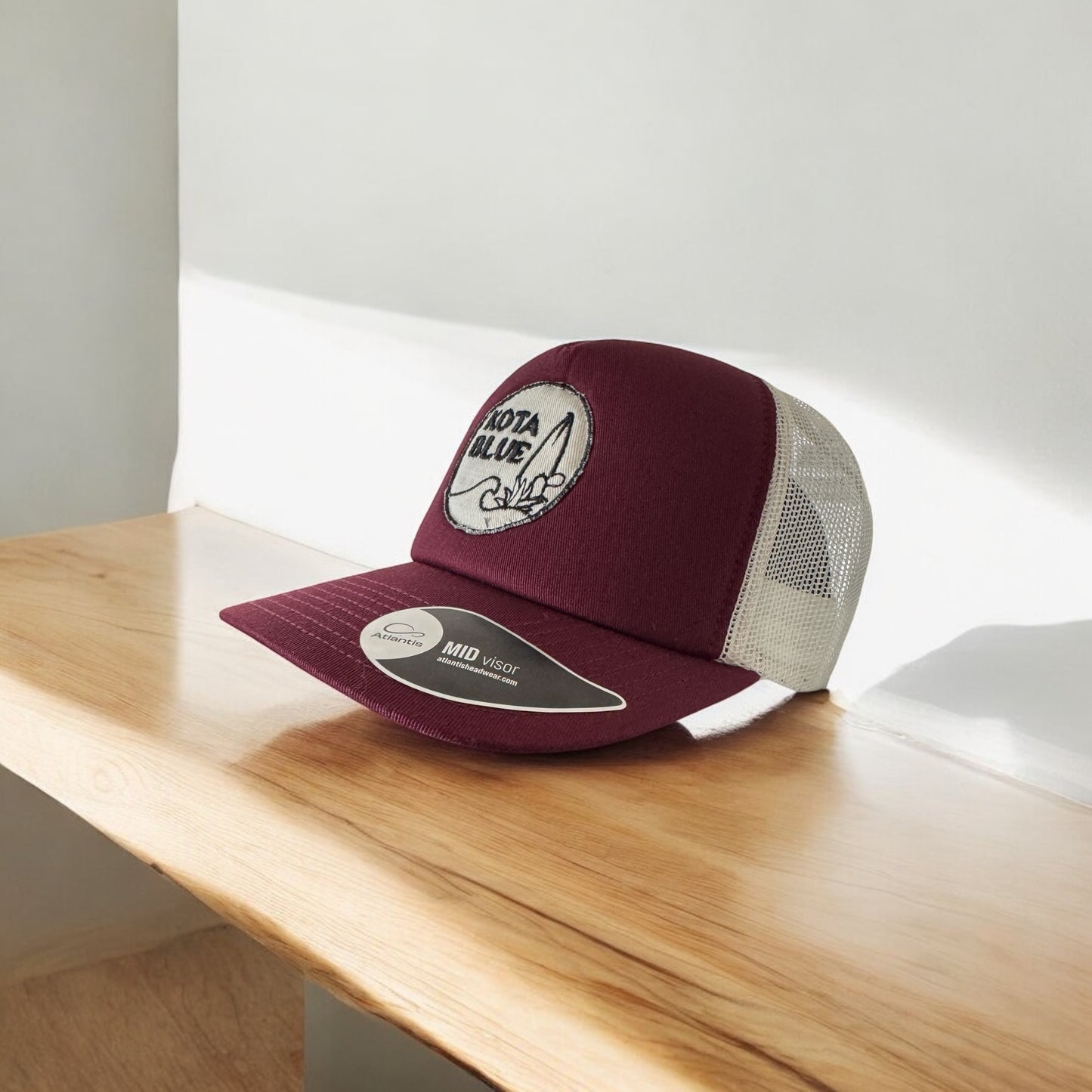 Casquette Retro Trucker Bordeau/crème, patch noir et blanc cassé Kota Blue