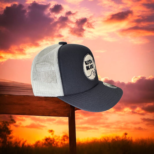 Casquette Retro Trucker  bleu marine/crème, patch noir et blanc cassé Kota Blue