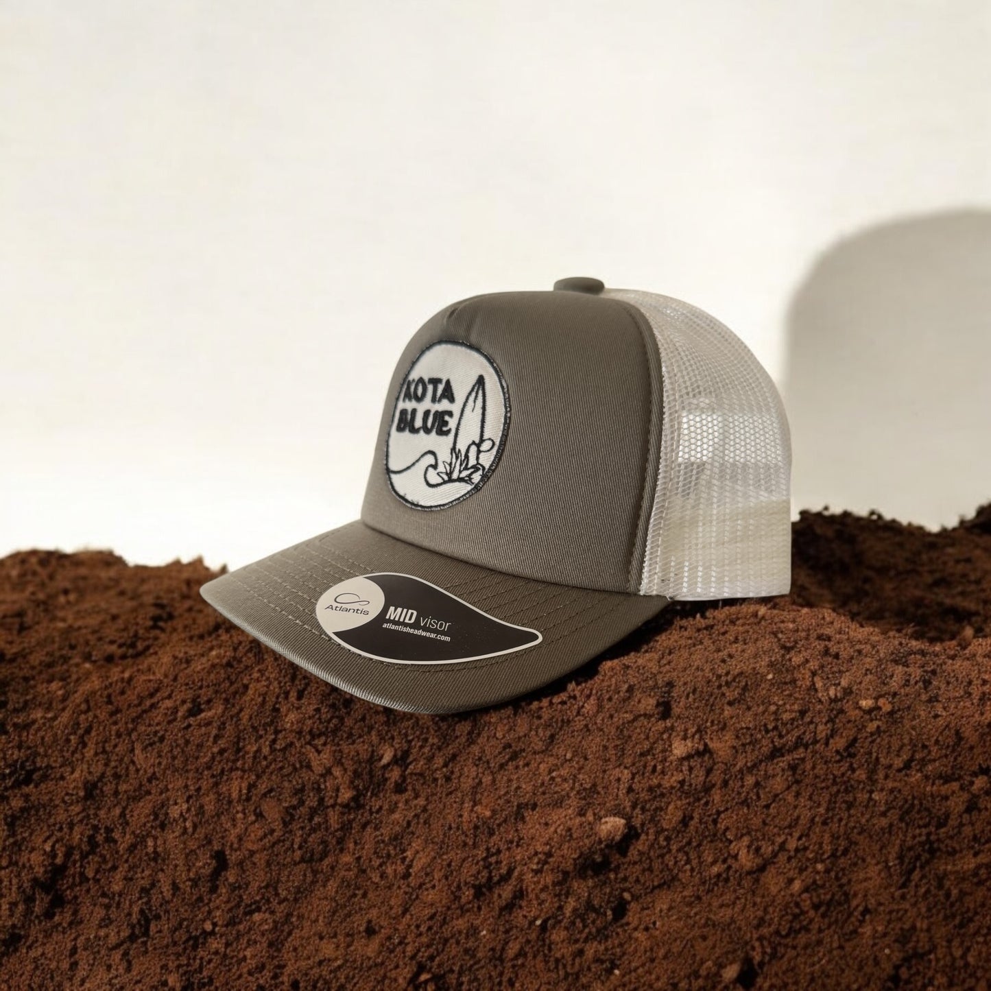 Casquette Retro Trucker kaki/crème, patch noir et blanc cassé Kota Blue