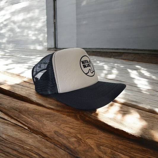 Casquette Retro Trucker Enfant  bleu marine/blanche, impression daim logo Kota blue