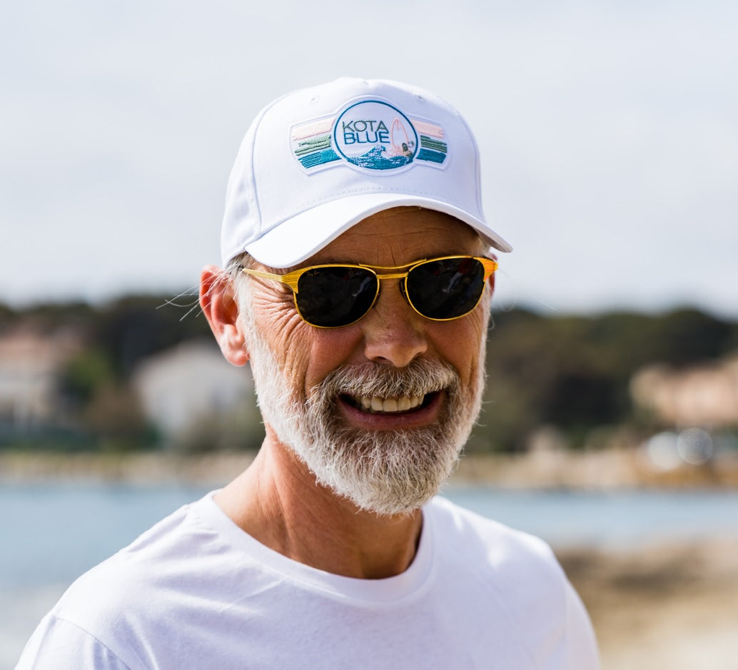 Casquette blanche avec le logo Kota Blue sur patch brodé