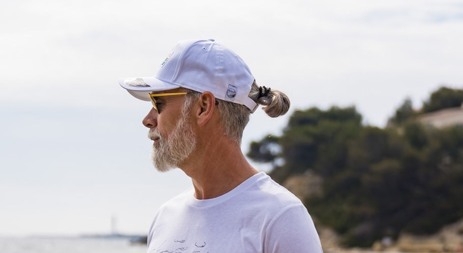 Casquette blanche avec le logo Kota Blue sur patch brodé