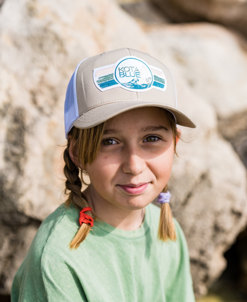 Casquette Retro Trucker Sand avec le logo Kota Blue brodé