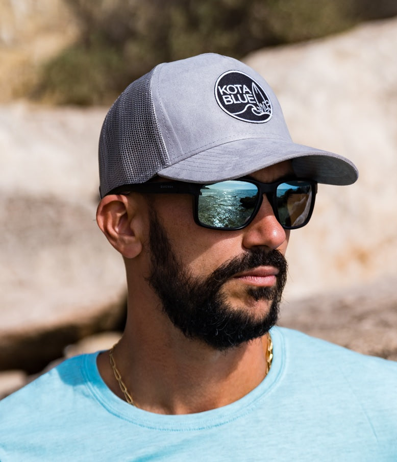 Casquette Retro Trucker grise daim avec le logo Kota Blue sur patch brodé