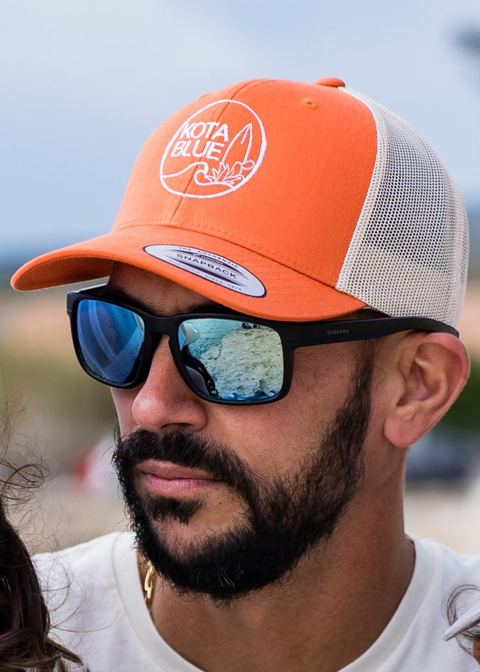 Casquette Trucker modèle rétro orange et beige, 6 panneaux, logo Kota Blue brodée en blanc