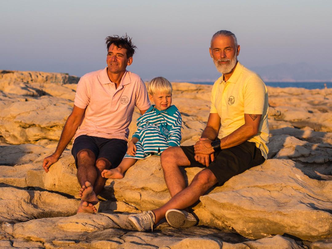 Polo pink surf coupe moderne avec fentes latérales avec le logo Kota Blue brodé en blanc
