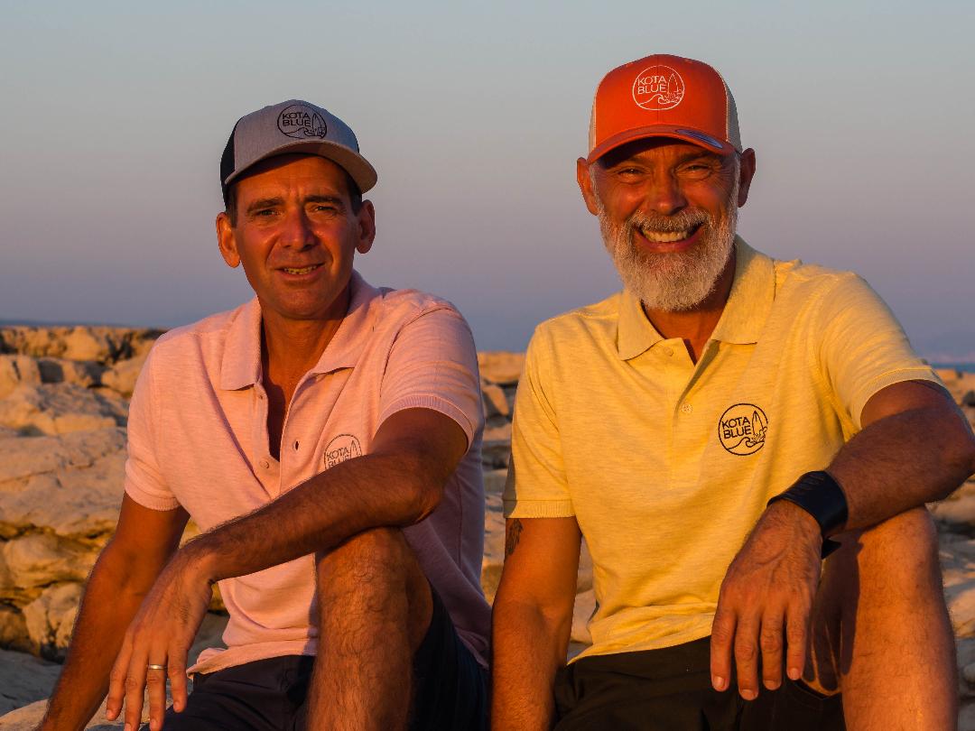 Polo yellow surf coupe moderne avec fentes latérales avec le logo Kota Blue brodé en blanc