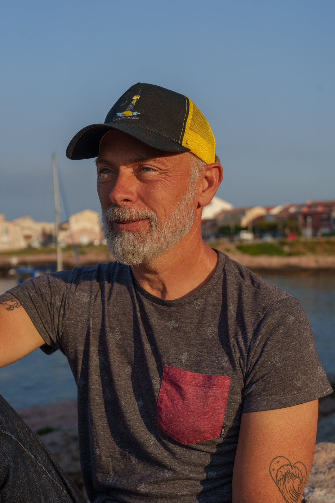 Casquette trucker noire et jaune