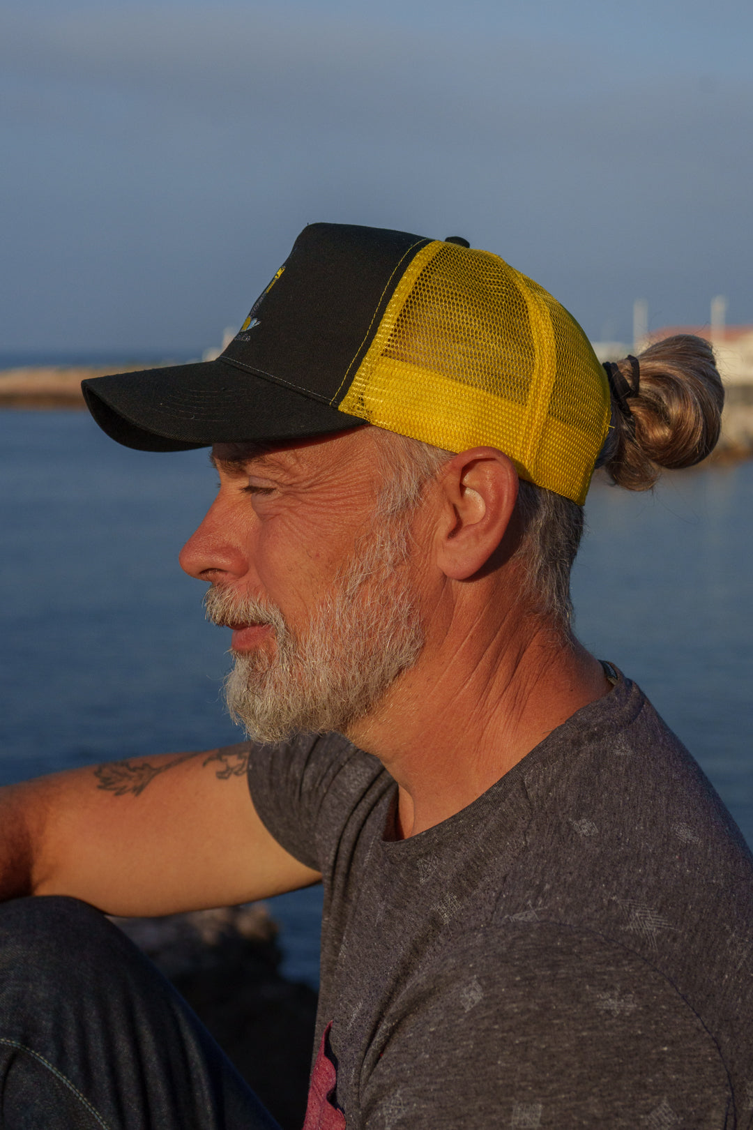 Casquette trucker noire et jaune