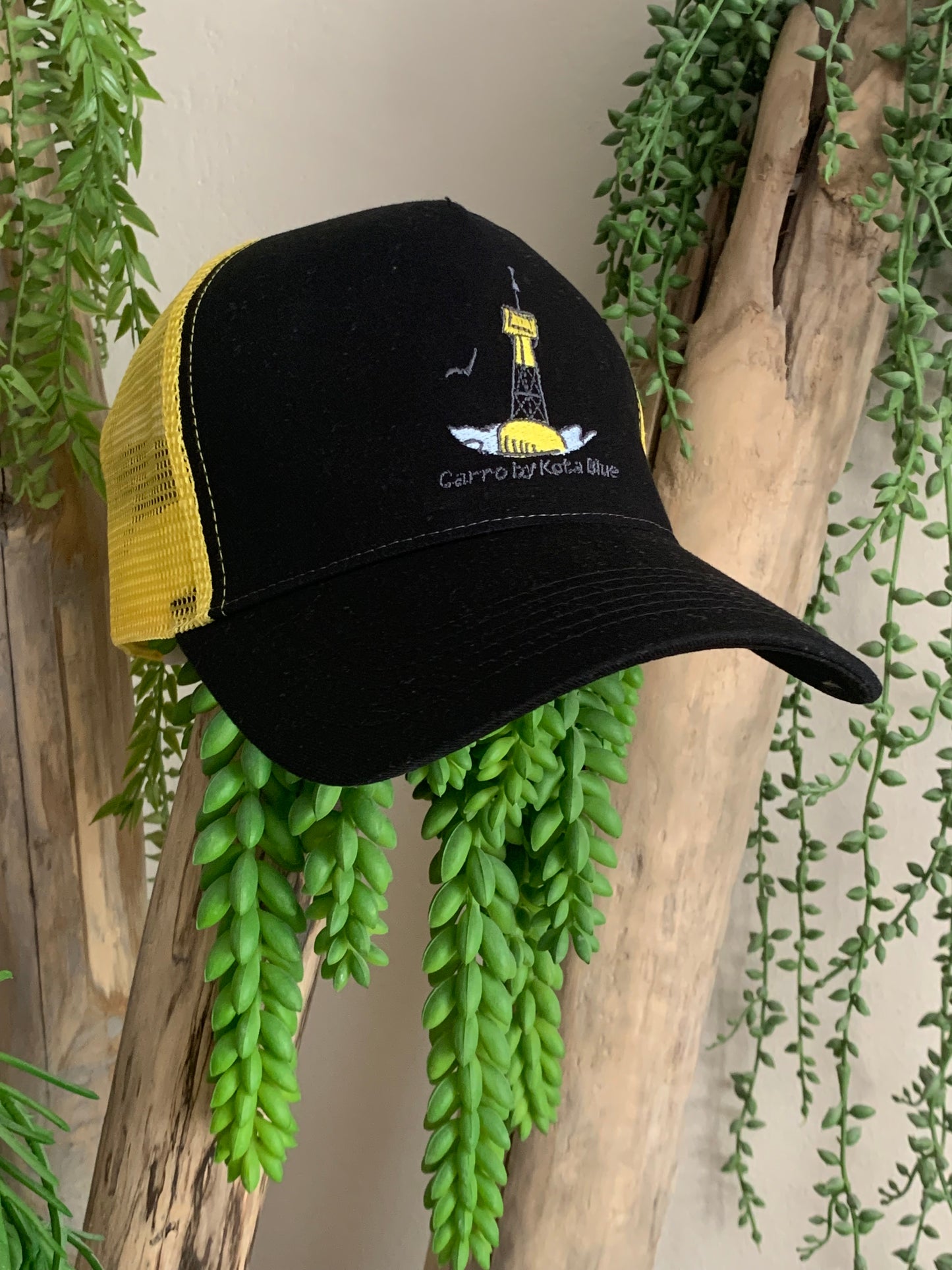 Casquette trucker noire et jaune