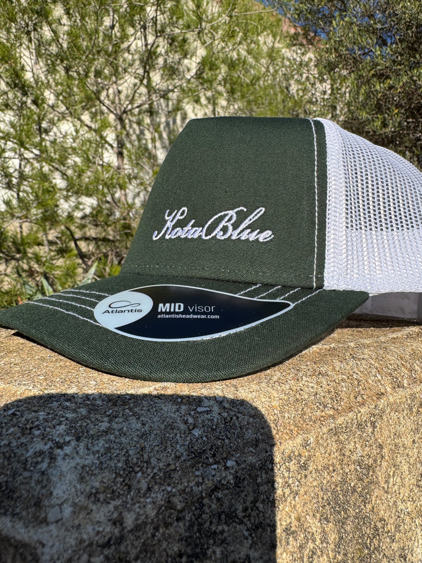 Casquette Retro Trucker vert sapin/blanc  Kota Blue brodé en blanc
