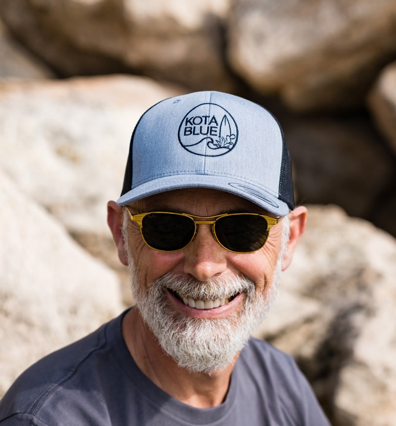 Casquette Retro Trucker Grey Heather / Black avec le logo Kota Blue brodé en noir