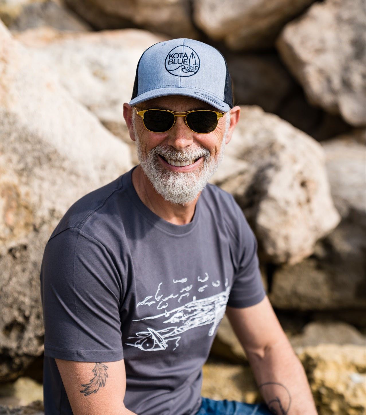 Casquette Retro Trucker Grey Heather / Black avec le logo Kota Blue brodé en noir