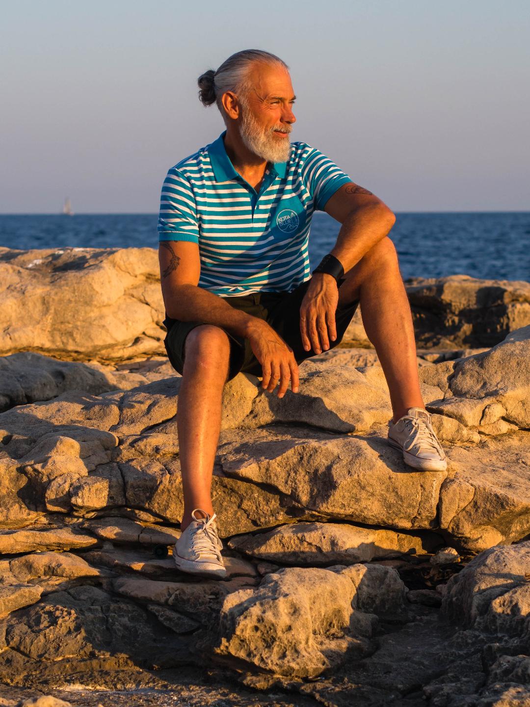 Polo marinière bleu atlantique/blanc avec le logo Kota Blue brodé sur la poche en blanc