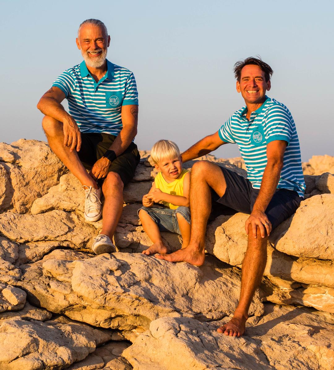 Polo marinière bleu atlantique/blanc avec le logo Kota Blue brodé sur la poche en blanc