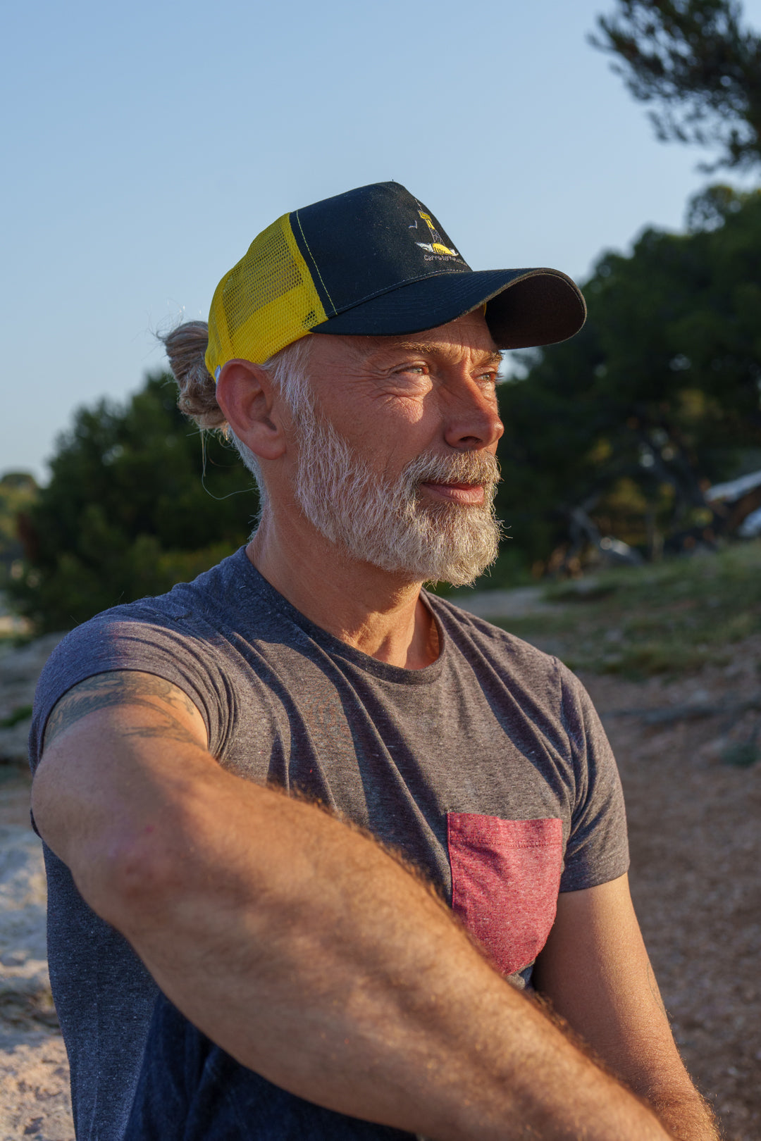 Casquette trucker noire et jaune