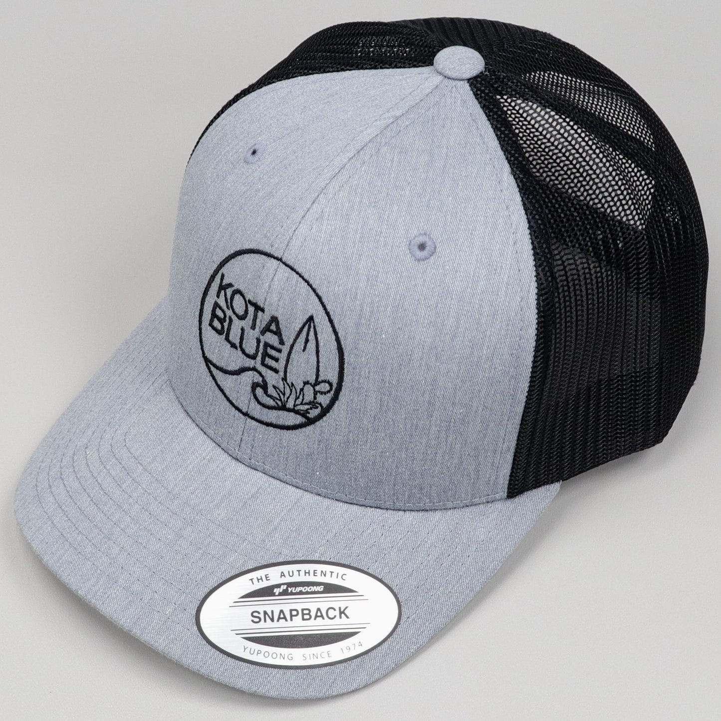 Casquette Retro Trucker Grey Heather / Black avec le logo Kota Blue brodé en noir