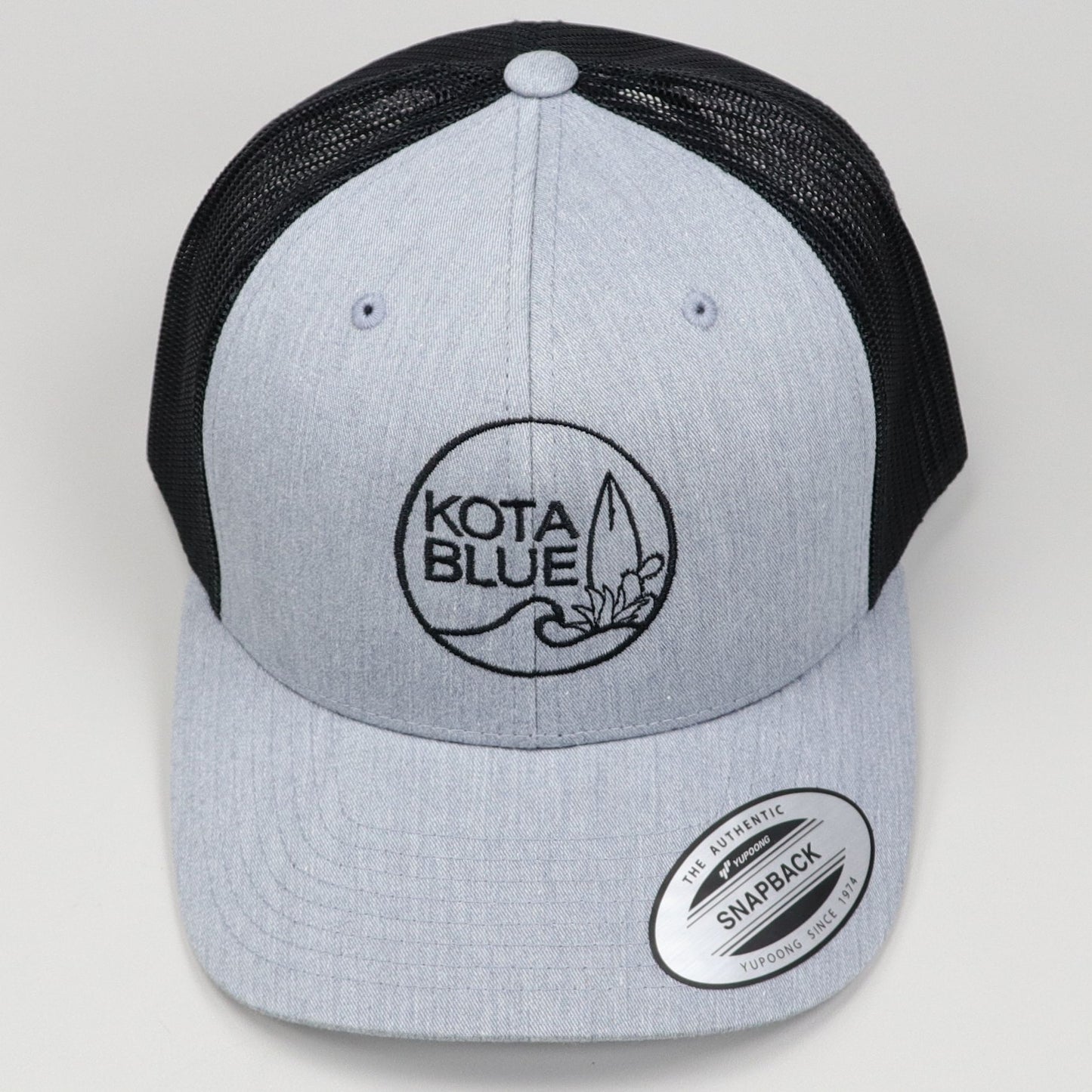 Casquette Retro Trucker Grey Heather / Black avec le logo Kota Blue brodé en noir