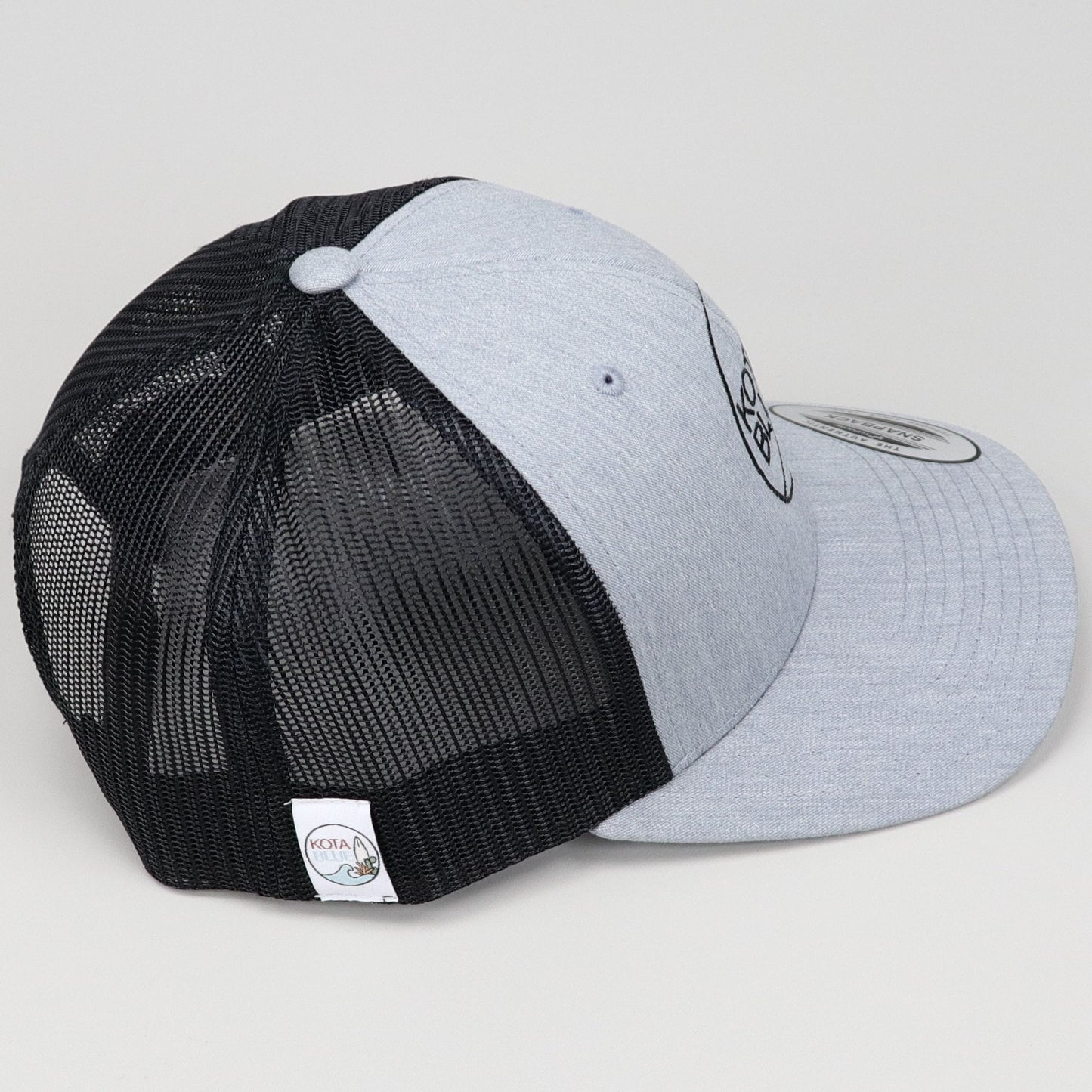 Casquette Retro Trucker Grey Heather / Black avec le logo Kota Blue brodé en noir