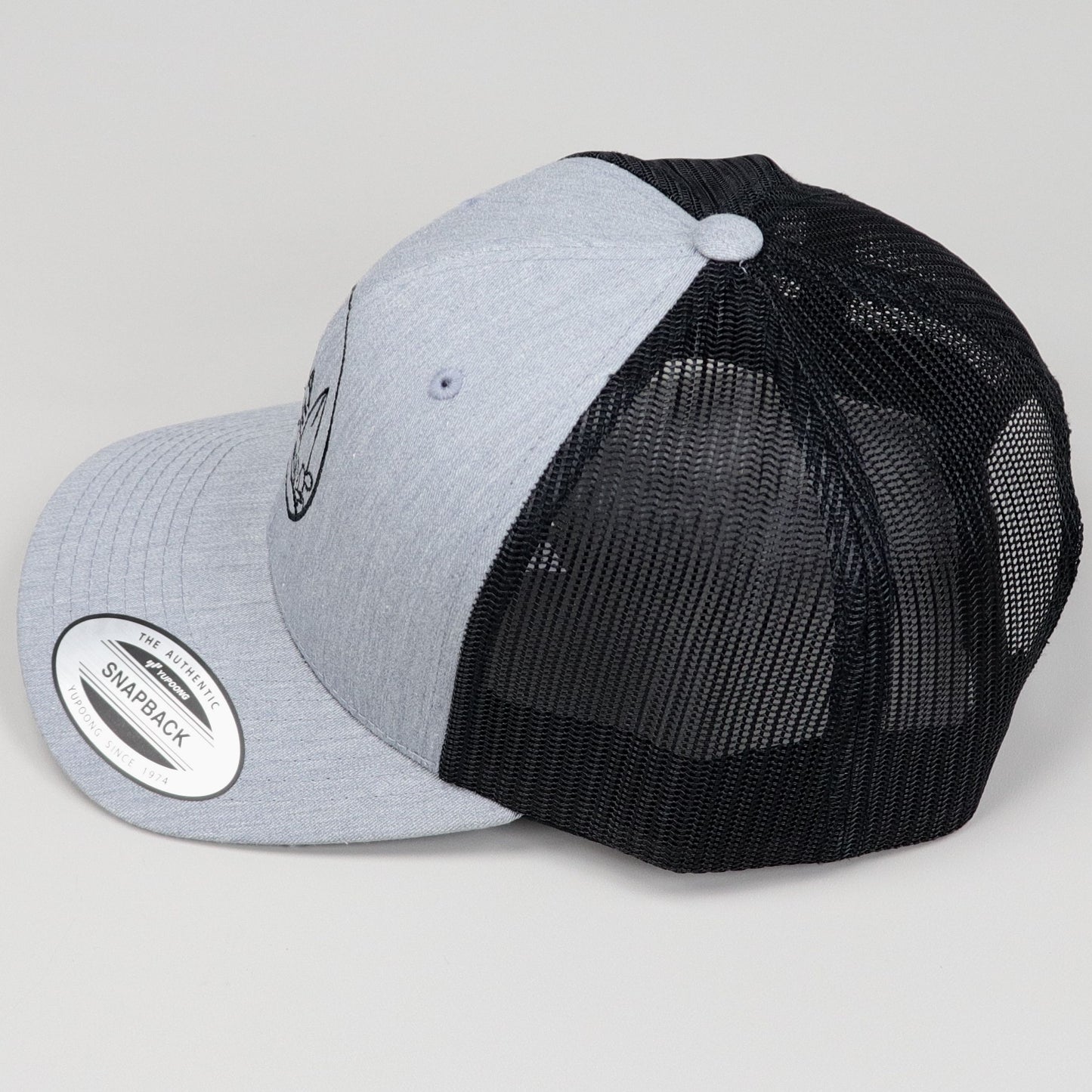 Casquette Retro Trucker Grey Heather / Black avec le logo Kota Blue brodé en noir